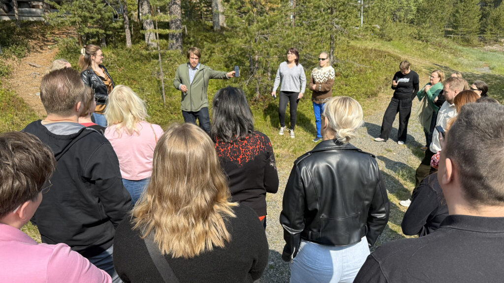 ihmiset kuuntelevat ulkona pitchaajaa