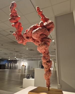 Hanna Luukkonen: Inside Out. Pellavapaperi, 80 x 33 x 15 cm, 2004, valos paperiin tehty 2010