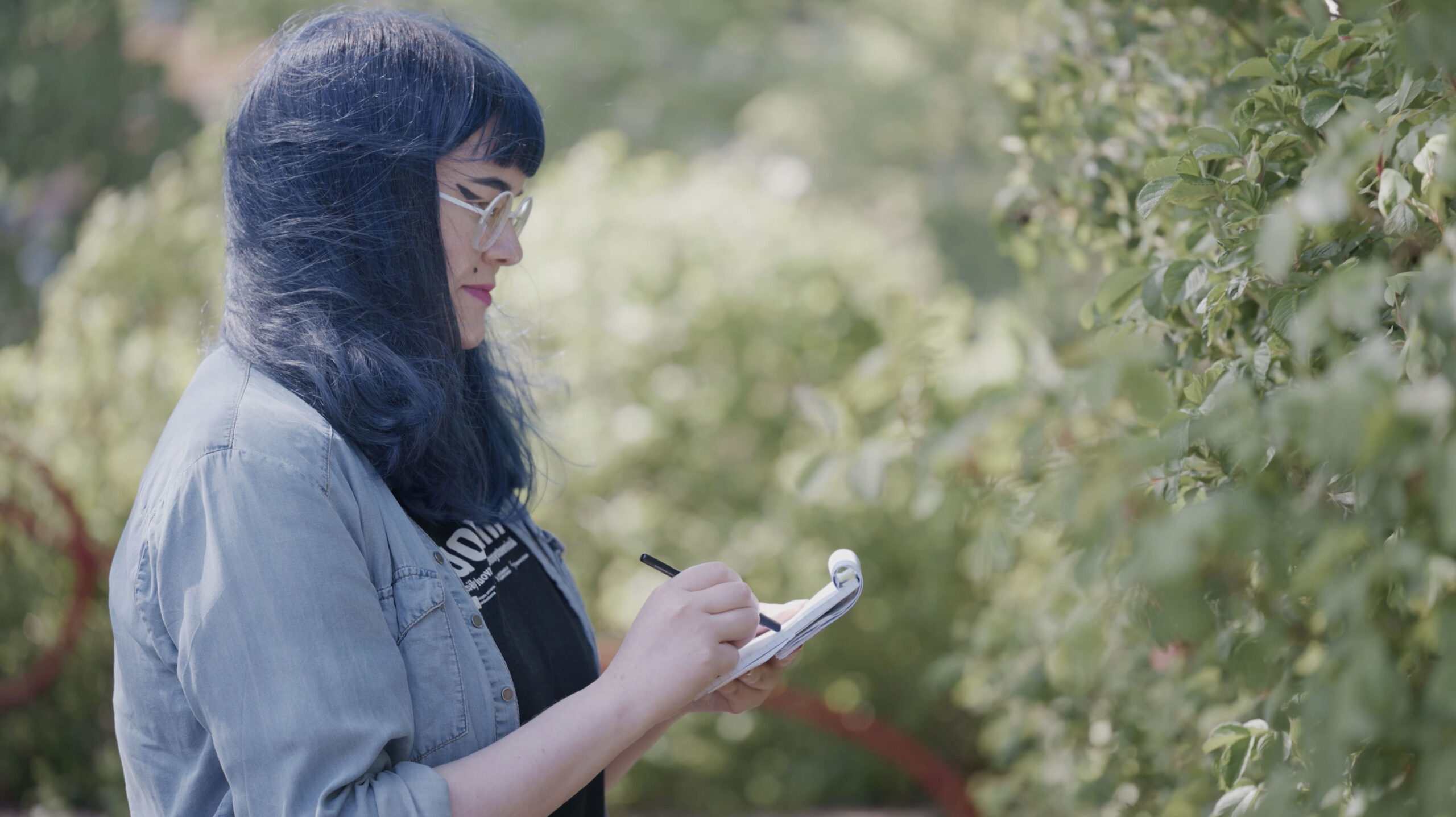 Tekoälytaiteilija Taika Jalohaikara yhdistää perinteisen piirtämisen ja algoritmit